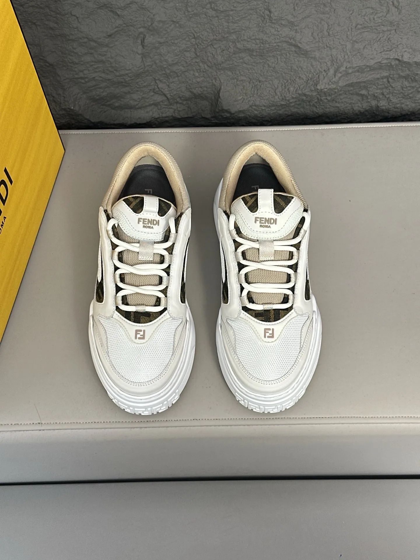 [FENDI] Fendi men's shoes 💰780💰 - High-end quality original casual sports shoes - Upper: Nappa calfskin, pebbled calfskin, tongue and heel; injection molded brand logo plastic module - Lining: brand canvas - Outsole: ultra-light T men's shoes 💰R foam rubber; molded outsole - Super high quality control, fine workmanship: highlighted (high-end, luxury, grade) -Size :39-44 (38, 45, can be customized)